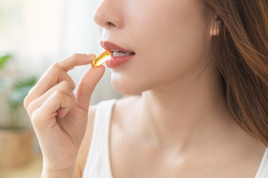Woman_taking_vitamins