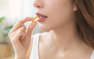 Woman_taking_vitamins