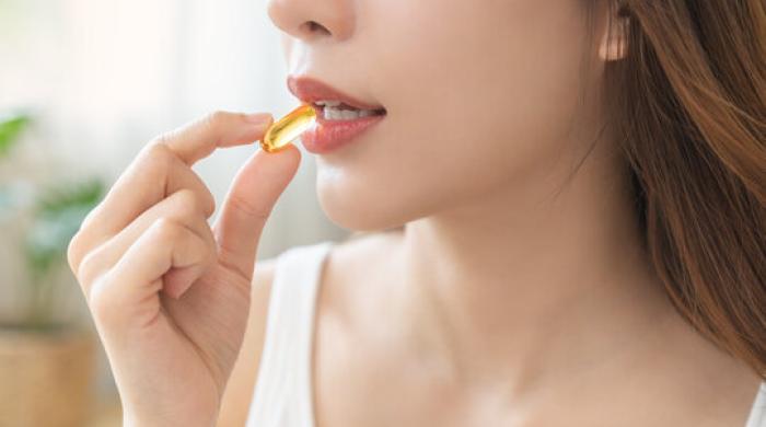Woman_taking_vitamins