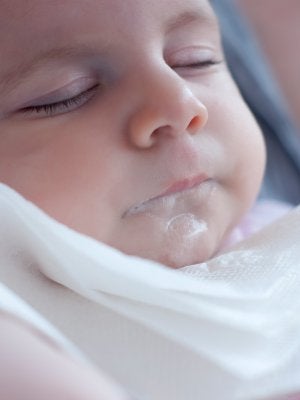 CMPA symptom: Reflux in babies | Nestlé 